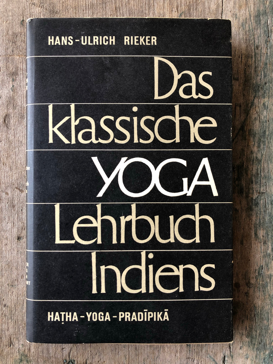 Das klassische Yoga-Lehrbuch Indiens, Hatha-Yoga Pradipika. Translated from the Sanskrit and with commentary by Hans-Ulrich Reiker